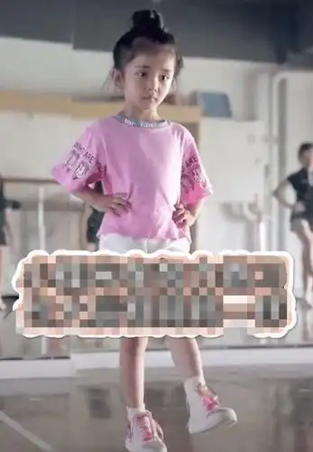 杨幂女儿小糯米颜值曝光,看到走台步的样子,简直就是翻版小杨幂