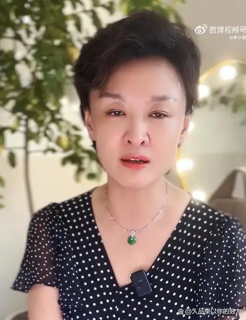 2023年8月1日晚18点58分,知名主持人李小萌在个人短视频社交平台发表