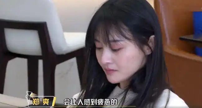 网曝郑爽现身机场,身材消瘦状态差需助理搀扶!抚养权案胜算大