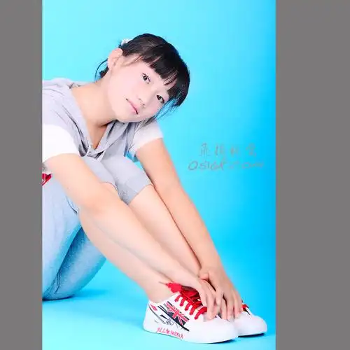 摄影天地 』十四岁的花季——点击看大图一个可爱的初中女孩——请