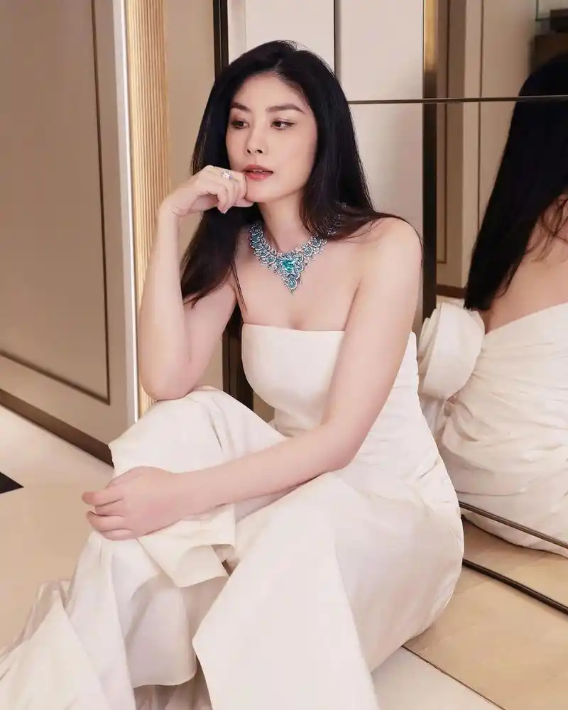 陈慧琳首谈车祸受伤细节,眼周疤痕清晰可见,左右两边脸一高一低