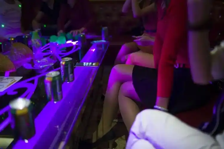 一个22岁的陪酒小姐决定从良