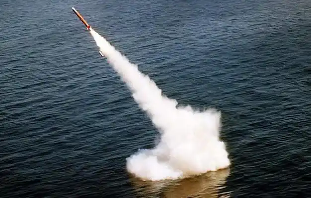 发射中的潜射弹道导弹在武器方面,096型核潜艇一次性可搭载16枚巨浪-3