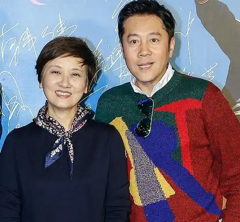 51岁蔡国庆近照,隐瞒了9年的美女老婆,原来是我们熟悉的她