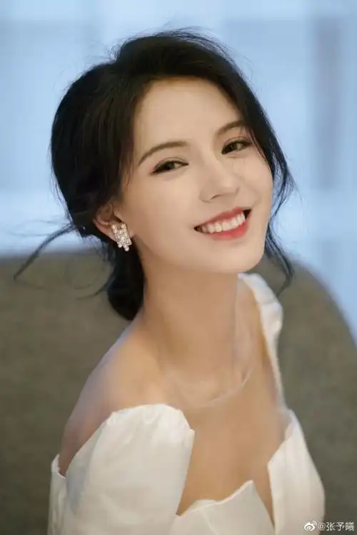 张予曦穿方领白裙优雅似公主笑容灿烂甜美