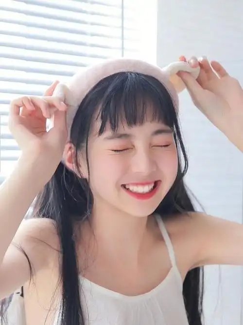 爱笑的酒窝美女