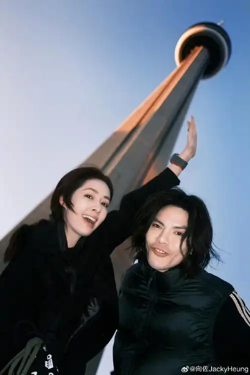 向佐郭碧婷海洋馆剪影照