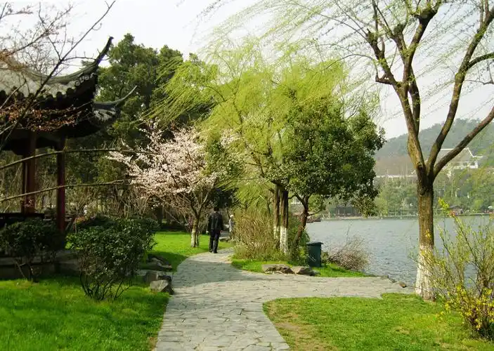 西湖十景之首:苏堤春晓