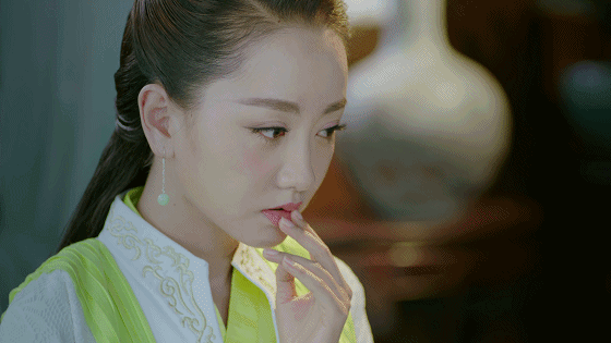 杨蓉傻笑低头gif动图_动态图_表情包下载_soogif