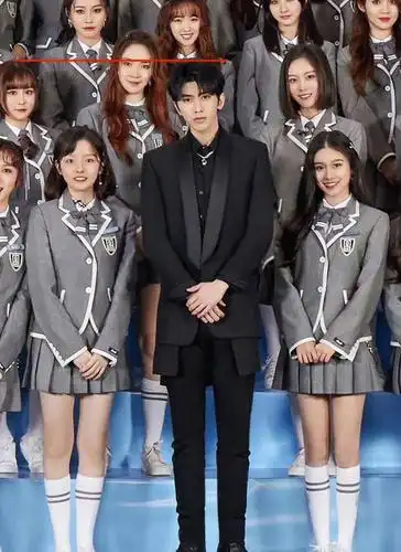 《青你2》蔡徐坤和训练生合照,暴露真实身高,大长腿真的秀了