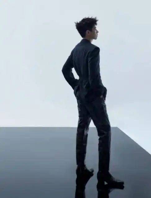 身高174的任豪太难了,拍大片为显腿长,穿皮鞋还得加5cm跟_黑色_进行