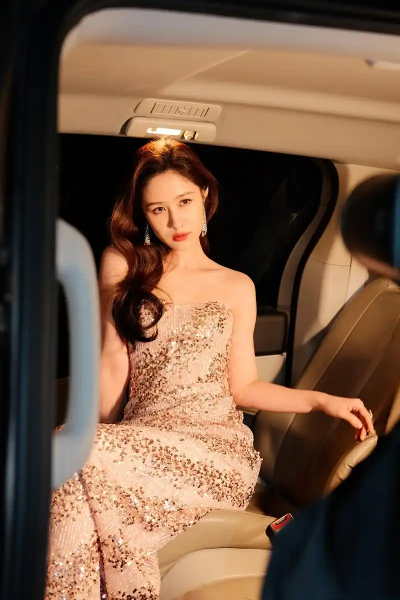 梁田优雅红毯礼服穿搭来了 #梁田# #发文集龍卡瓜分百万现金