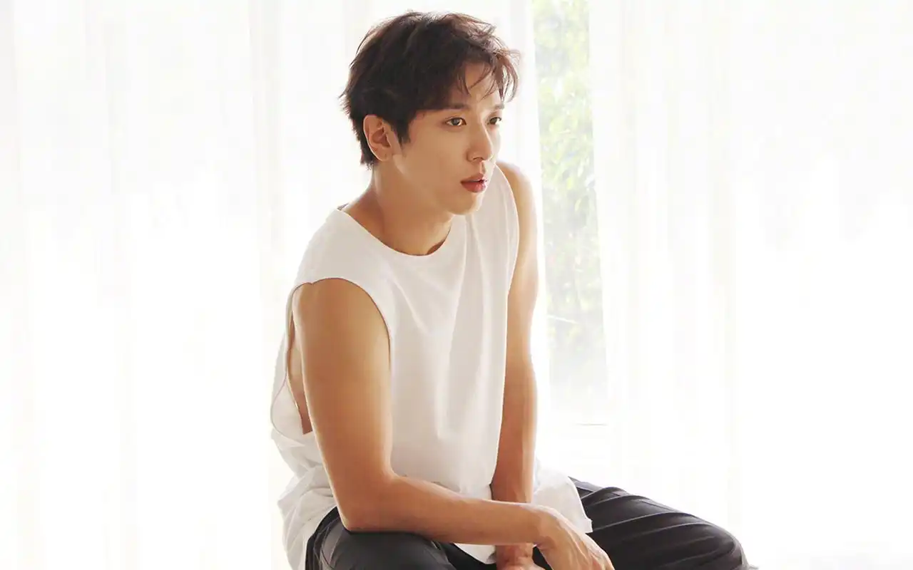 郑容和帅气慵懒风居家写真桌面壁纸