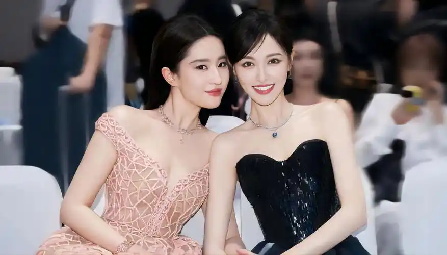 刘亦菲唐嫣合照再加一,亲密贴贴画面超养眼,40岁糖糖宛如女大