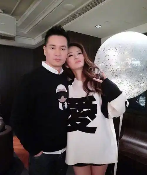 中的几位主演:胡歌,刘亦菲,安以轩,彭于晏中只有她是结婚生子了,胡歌