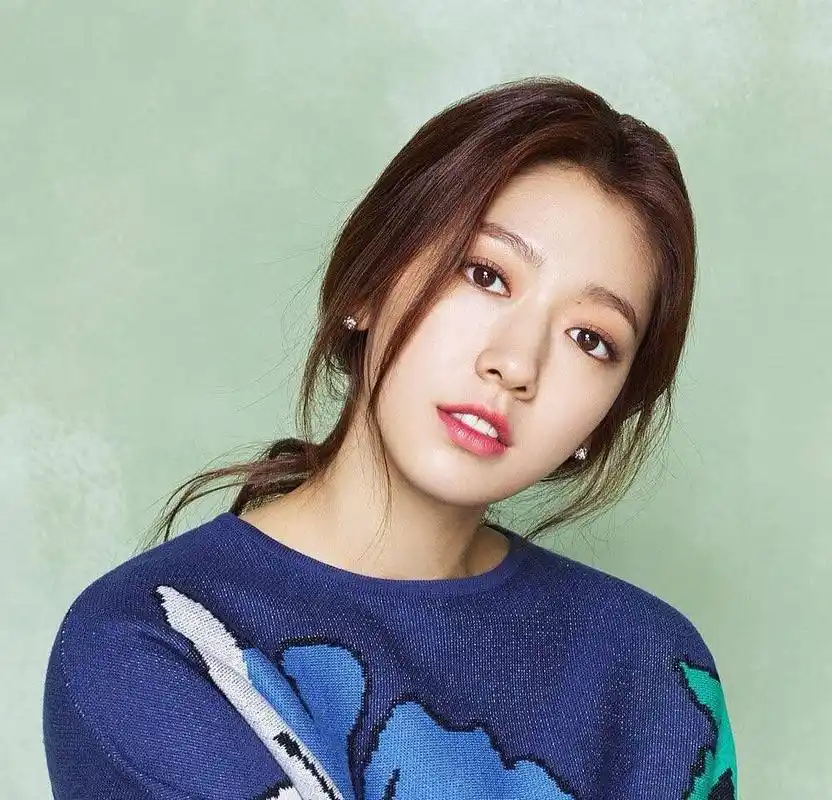 朴信惠各式美颜照来袭,这组照片多少人拿来做头像?