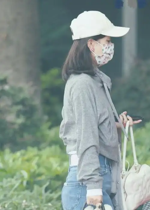 赵丽颖现身广州机场时尚潮流穿搭引眼球