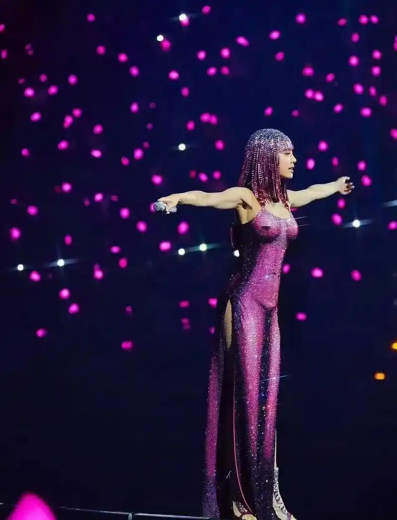 #助我上热门# 蔡依林演唱会造型,性感3d定制高开叉紧身裙,搭配璀璨流