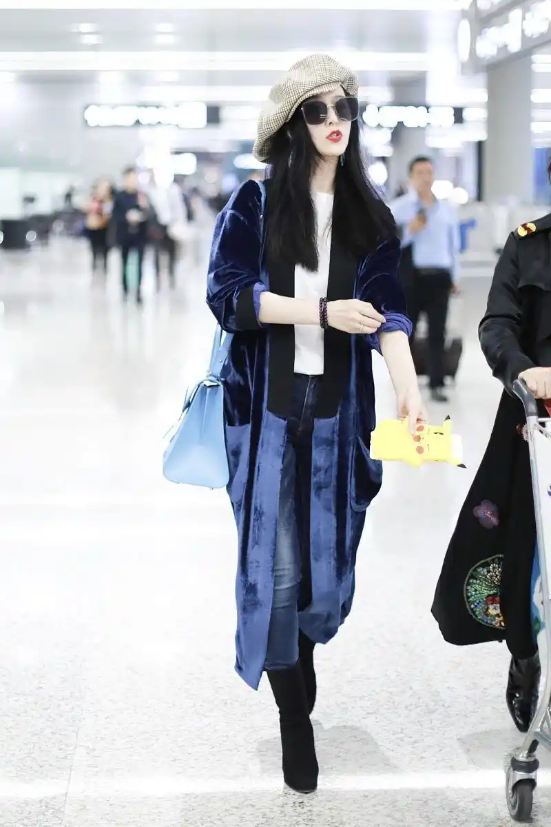 范冰冰街拍:丝绒开衫破洞牛仔裤 delvaux手袋麂皮靴时髦优雅