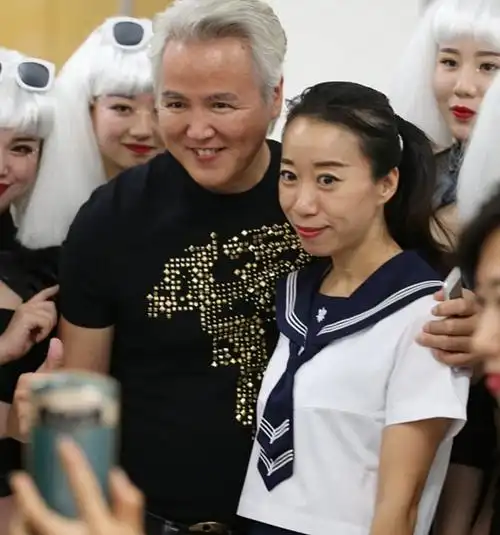 张庭婚姻亮红灯?58岁林瑞阳一头白发,牵手美女表情猥琐!