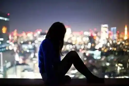 夜晚看远处的背影伤感女生图片