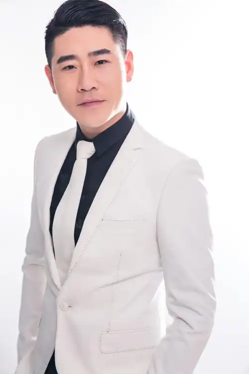 p>何流,9月3日出生于吉林省,中国大陆男歌手,华语歌坛新生代领军人物