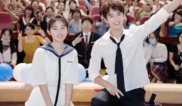 "国民cp"后继有人?张子枫吴磊同框亮相电影节,两人画风超登对