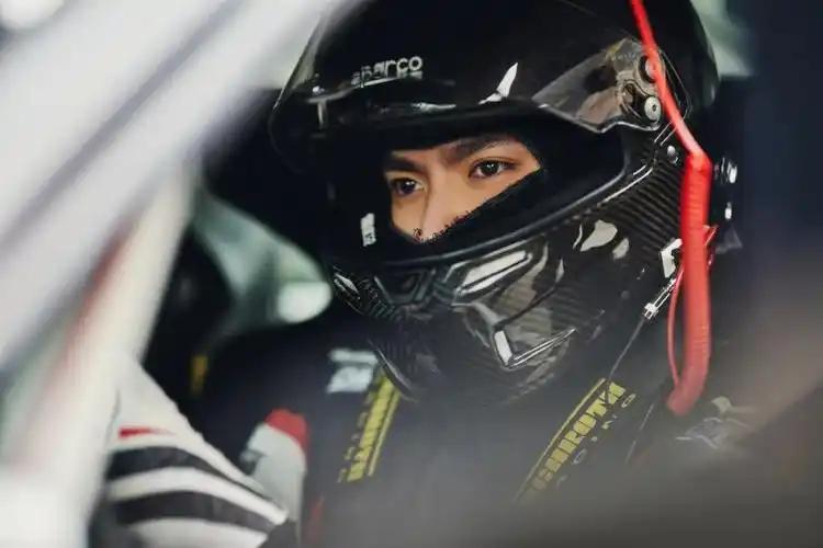 赛车手吴亦凡就是要不断跟自己赛跑