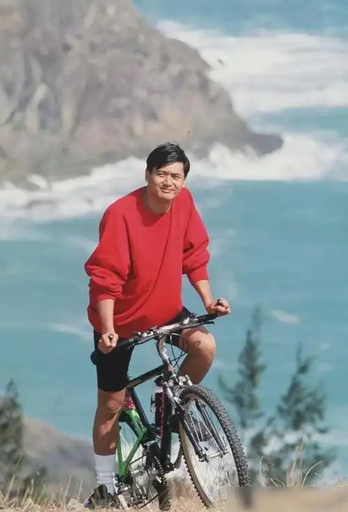 周润发年轻时真挺潮的没有亮点的衣服他不会穿帅到老不容易