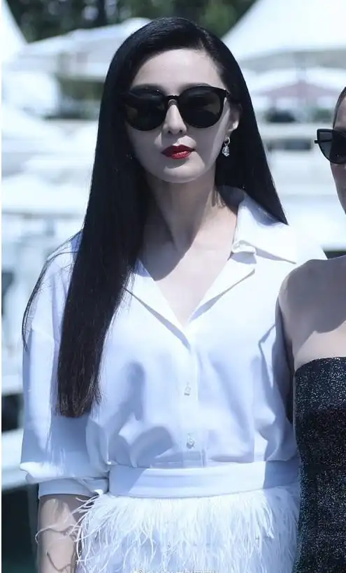 范冰冰上戛纳显示屏皮肤太赞比白种人还白这笑容太满分了吧