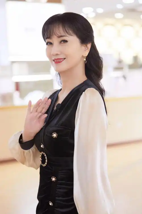 黄锦燊注意到赵雅芝,是因为她长得实在是太漂亮了,一点都不像生过孩子