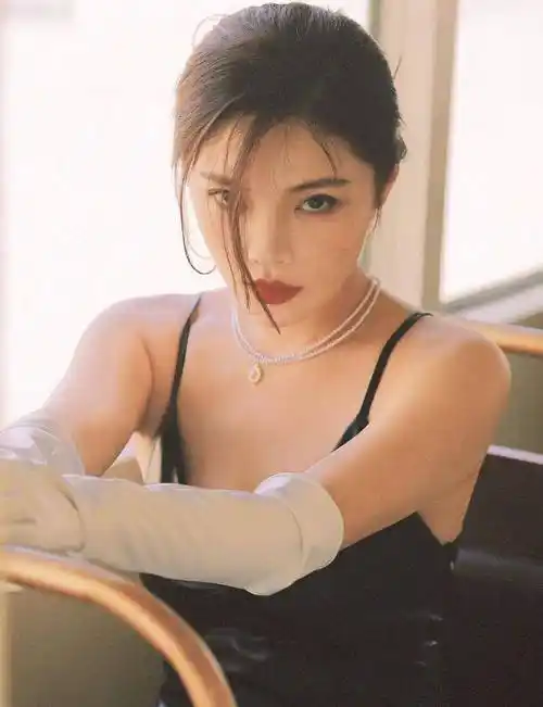 作为娱乐圈的性感女神,徐冬冬一直以她火辣的身材和健康的形象受到