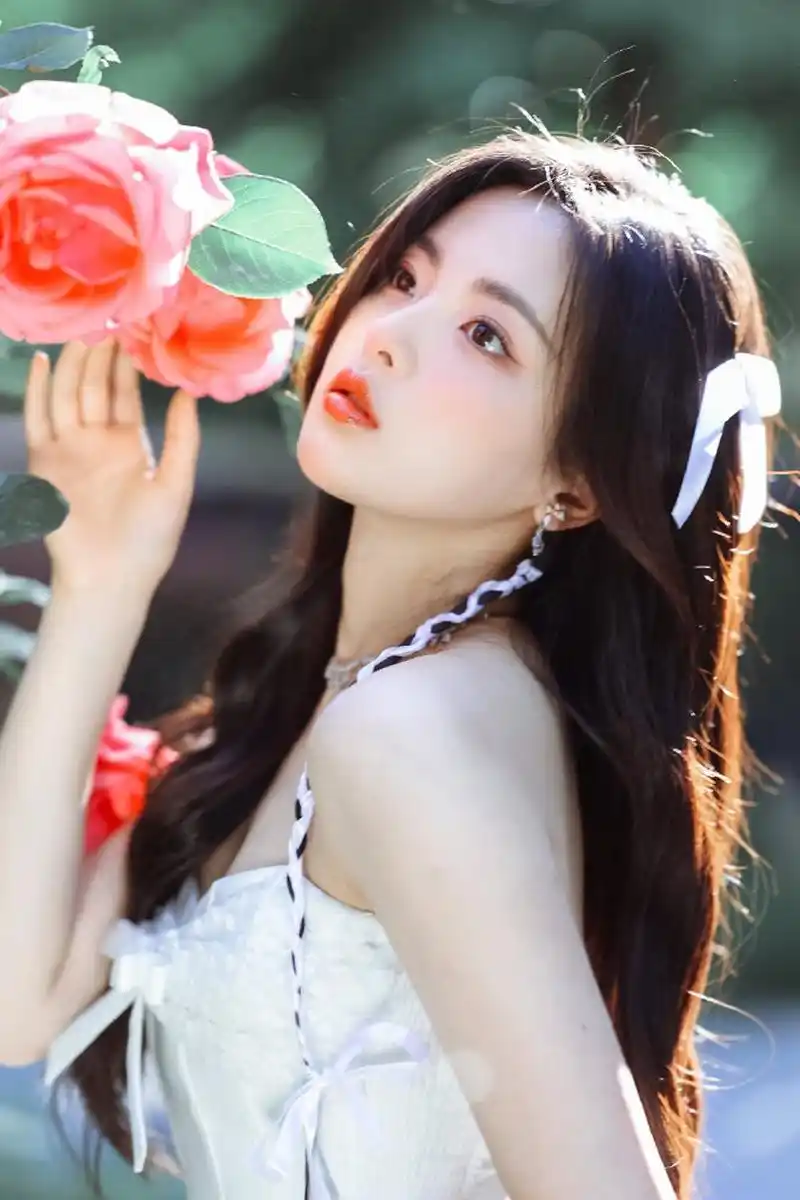 星闻#  杨超越初夏鲜花大片,这次真的绝美! #杨超越#  67