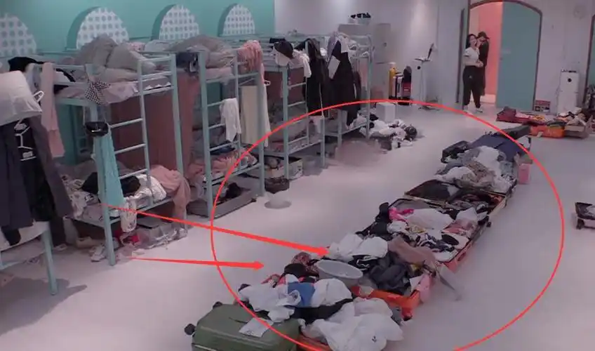 创造营首次公开女生宿舍内景,看到地上的一堆衣服后,集体生活太真实了