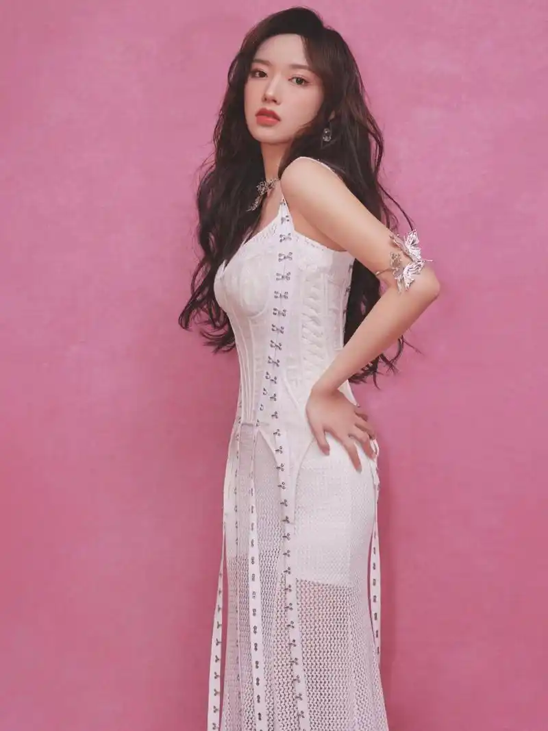 程潇这白裙,简约又不失高级,优雅气质满分!