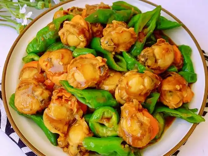 扇贝肉做法大全家常炒菜1新鲜扇贝洗净,用清水泡半小时2葱姜蒜改刀切