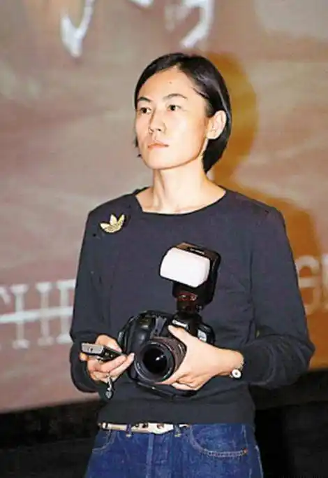 原创窦唯前妻高原近照曝光穿着朴素气质酷似王菲其女儿神似窦靖童