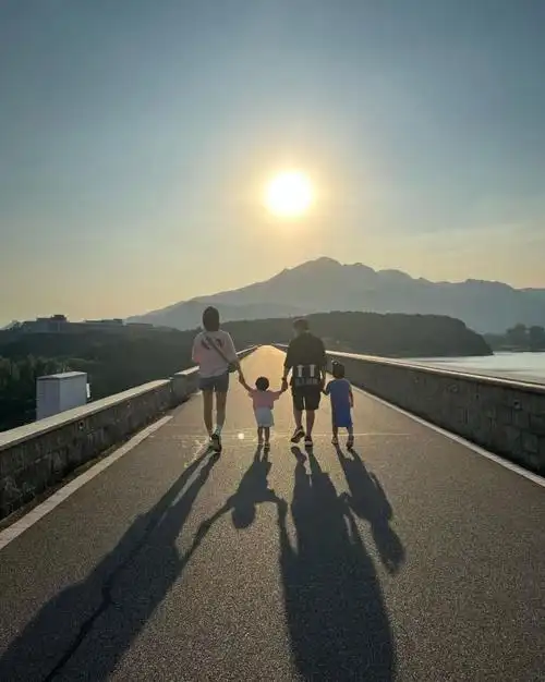 李亚男晒一家四口的背影全家福与王祖蓝在日落下牵着女儿们散步