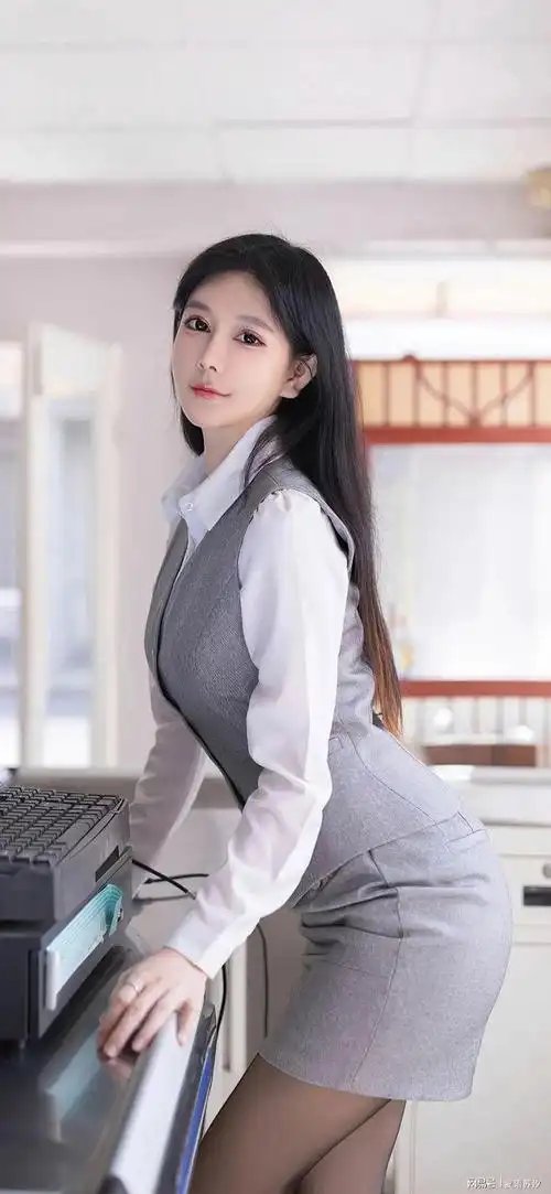 灰裙美女悠然漫步,ol风采尽显!|白皙|ol|包臀裙|优雅气质_网易订阅