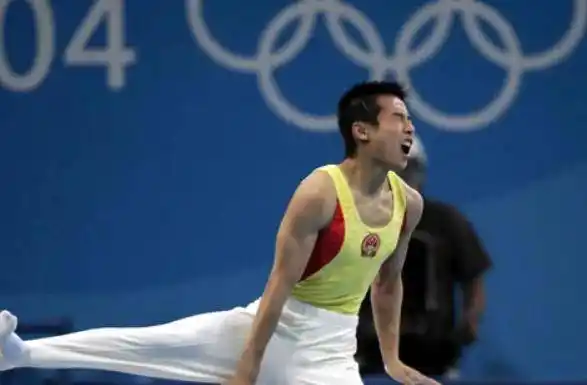 奥运冠军因女友诈骗5800万,被牵连退役,8年后归来成为了大校_肖钦_王