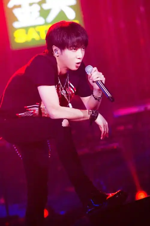 华晨宇《歌手2》帅气高清图片