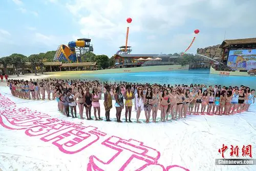 南宁比基尼狂欢节百名泳装模特走秀