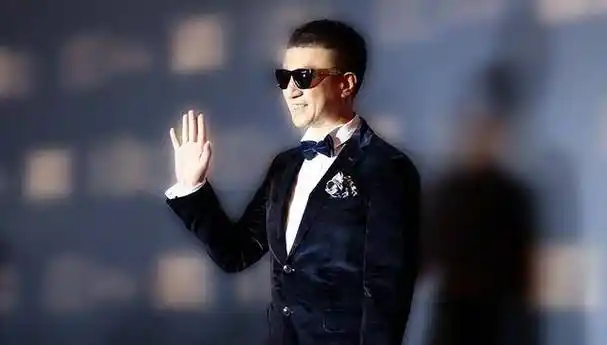 孙红雷哈尔滨吃饭被偶遇,两膝盖都卡秃噜皮,走路弯腰驼背没精神