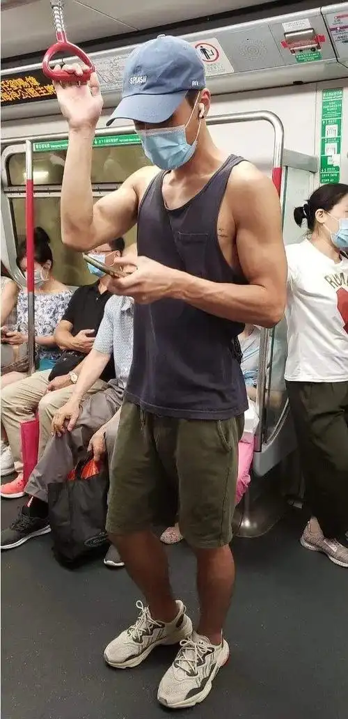 地铁上网友抓拍的那些灰裤子体育高中生|足球|体育生|小哥哥_网易订阅