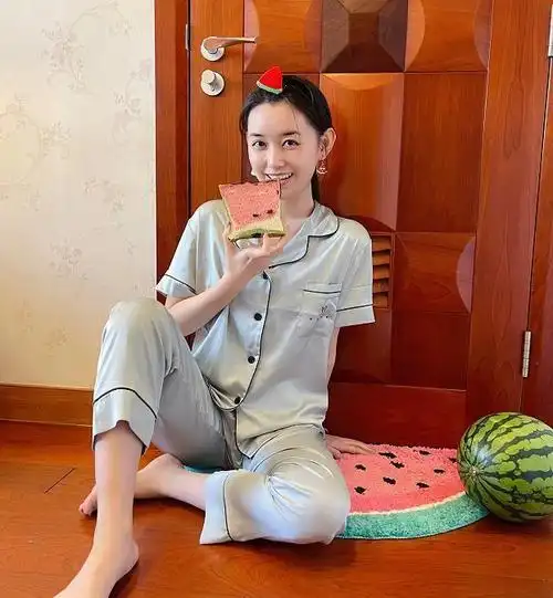 蒋依依长大了,为秀细腿穿最小码裤子,看清上身效果:喘不上气了