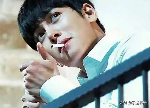 池昌旭抽烟人前一套背后一套诚实比抽烟更重要