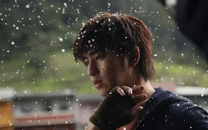 是《蓝色大门》中的阳光少年张士豪,还是《我可能不会爱你》中的温暖