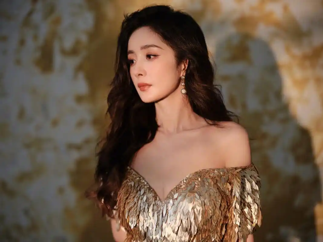 这条金色裙子,又耀眼又大气又惊艳,没想到金色跟荷塘月色如此搭.