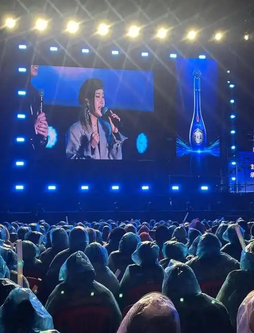 体育中心内繁忙的景象,一个大型演唱会的舞台正在紧锣密鼓地搭建中