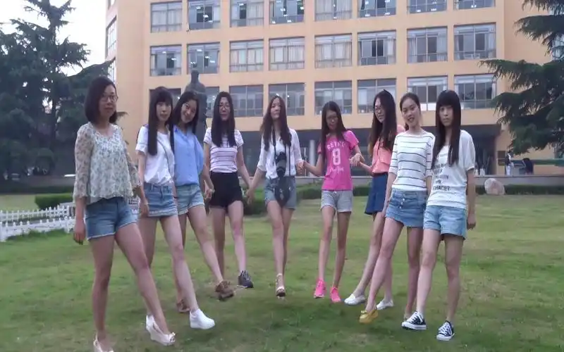 青岛大学医学部女生2015年6月12日博文楼草坪毕业合影